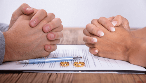 Husband and wife divorcing 